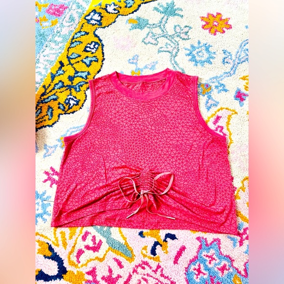 Lululemon in size 6 crop top gently used - Picture 1 of 2